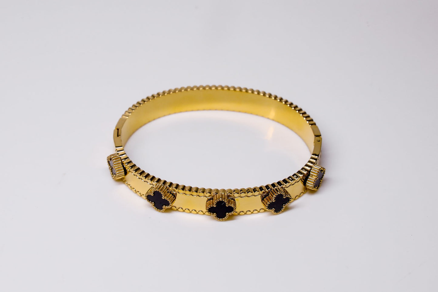 Midnight Clover Armreif – Gold trifft auf Schwarz #5310