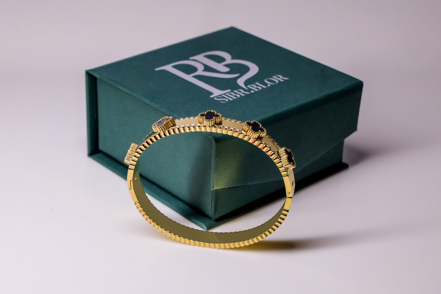 Midnight Clover Armreif – Gold trifft auf Schwarz #5310